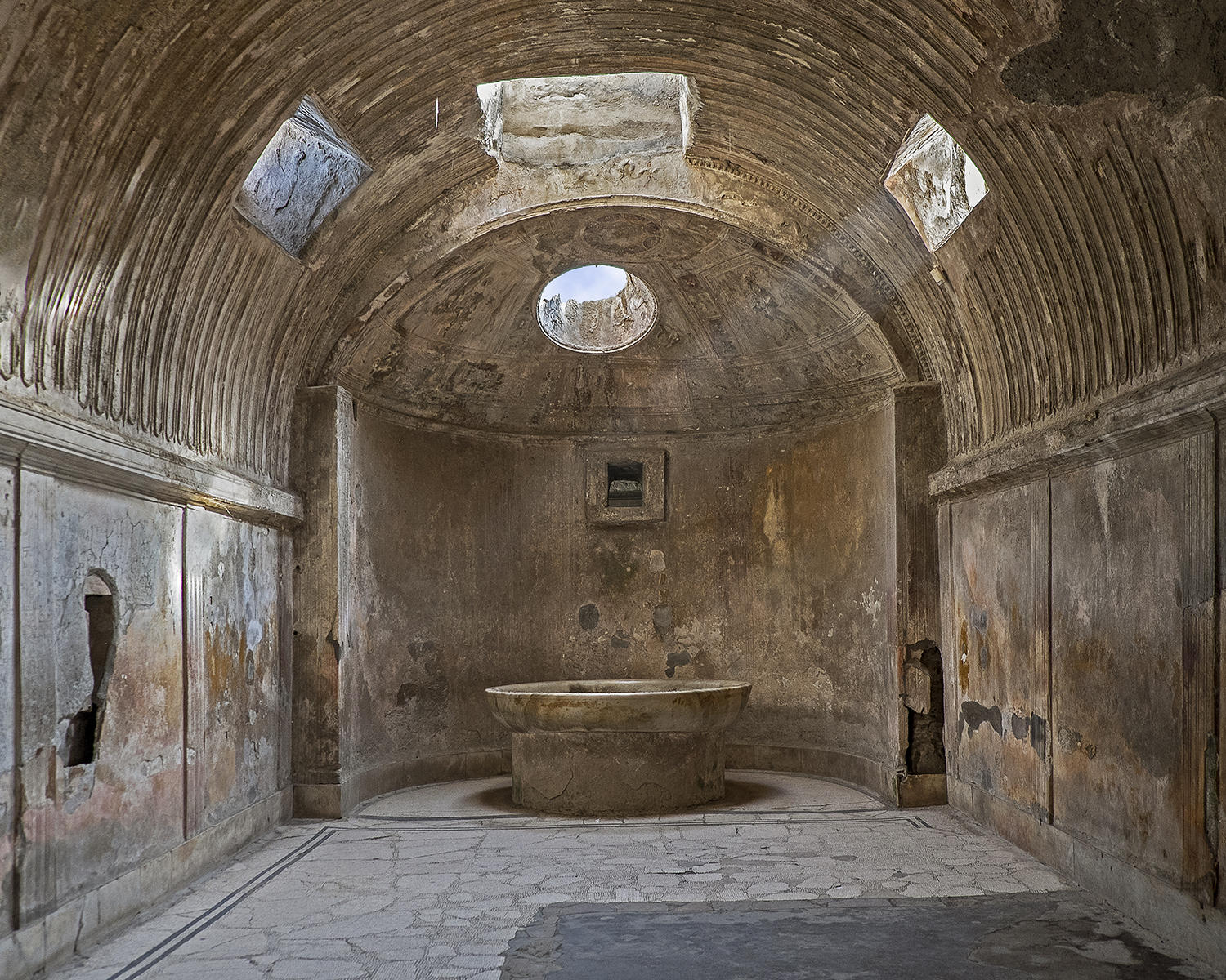 Frigidarium, Forum Baths, Pompeii, Italy<p><a class="nav-link" href="/content.html?page=6/#TA67" target="_top">Thumbnail</a>