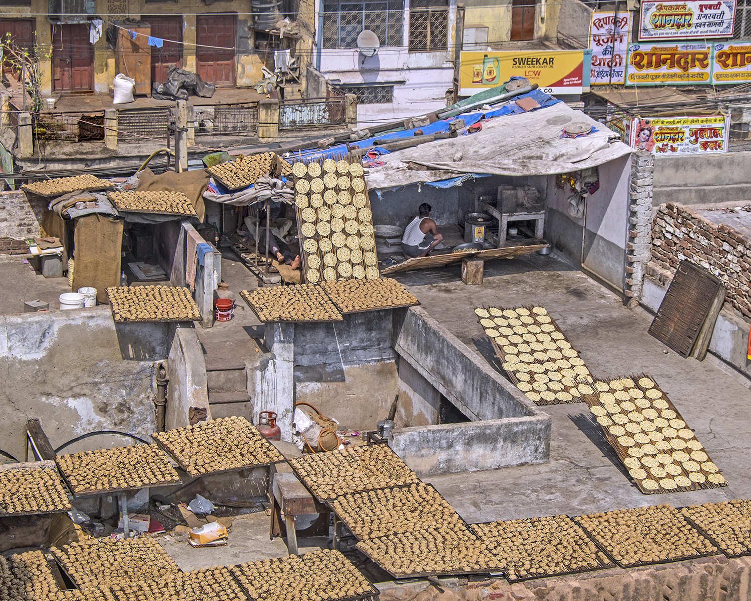 Cooling Baked Goods, Khari Baoli Rooftop, Chandni Chowk, Old Delhi, India<p><a class="nav-link" href="/content.html?page=6/#TA63" target="_top">Thumbnail</a>