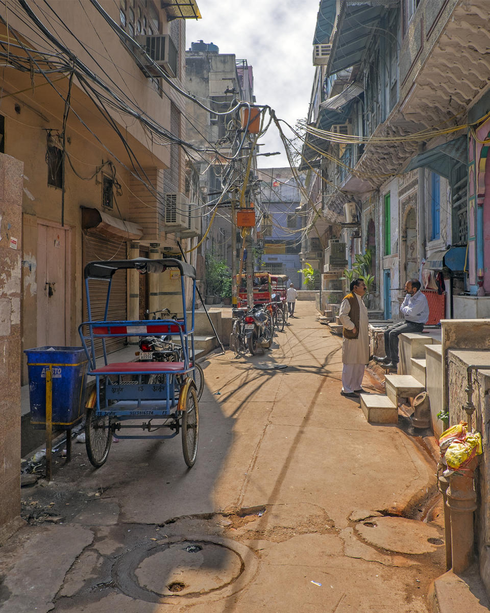 Neighbors Chatting, Residential Street, Chandni Chowk, Old Delhi, India<p><a class="nav-link" href="/content.html?page=6/#TA65" target="_top">Thumbnail</a>